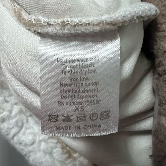 Pink Lily Cozy Cow Print Pullover Fleece Size XS - Picture 6 of 6